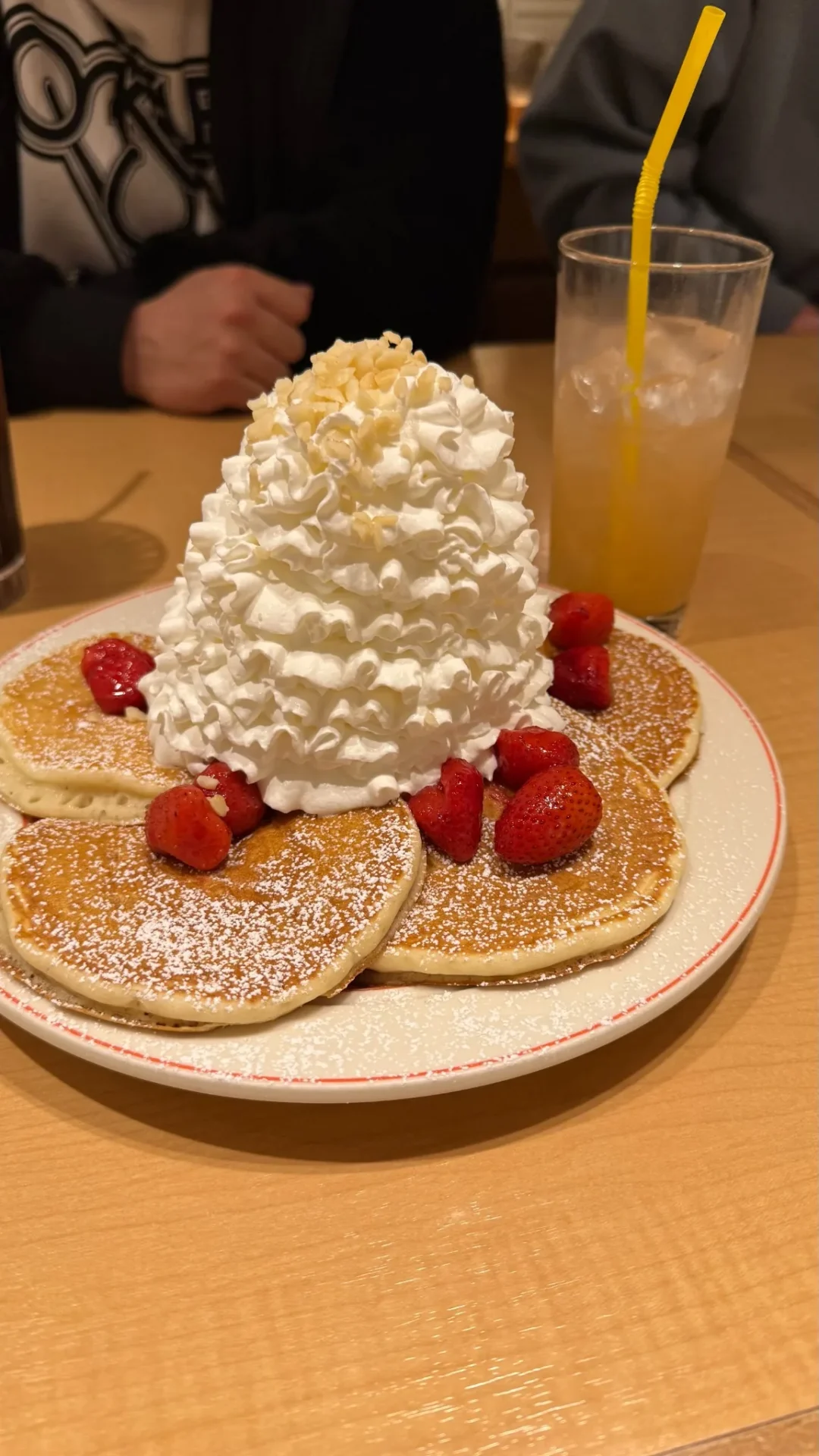 元画像：いちごとクリームを使ったパンケーキの写真