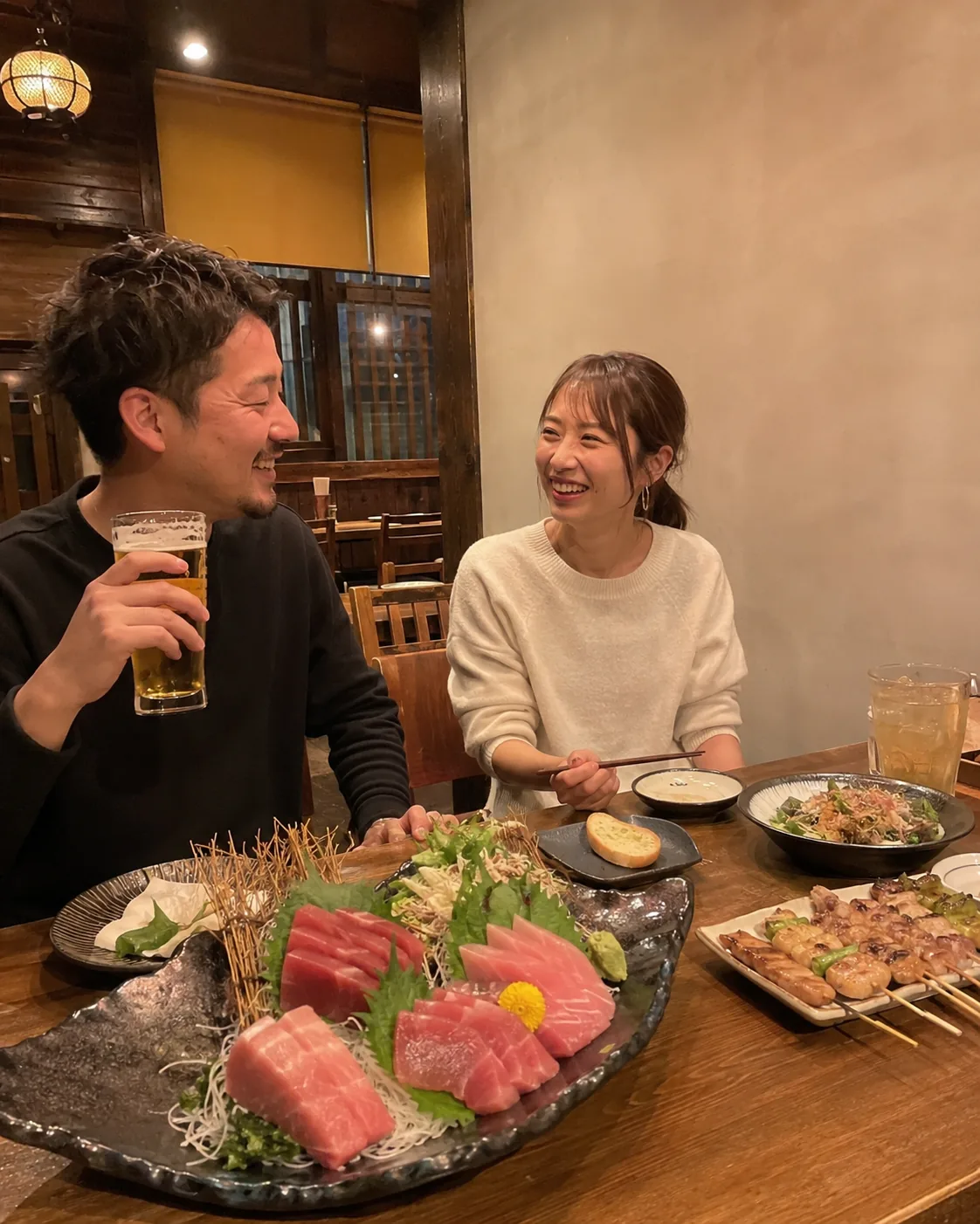 元画像：料理を囲んで過ごすお客様の写真1