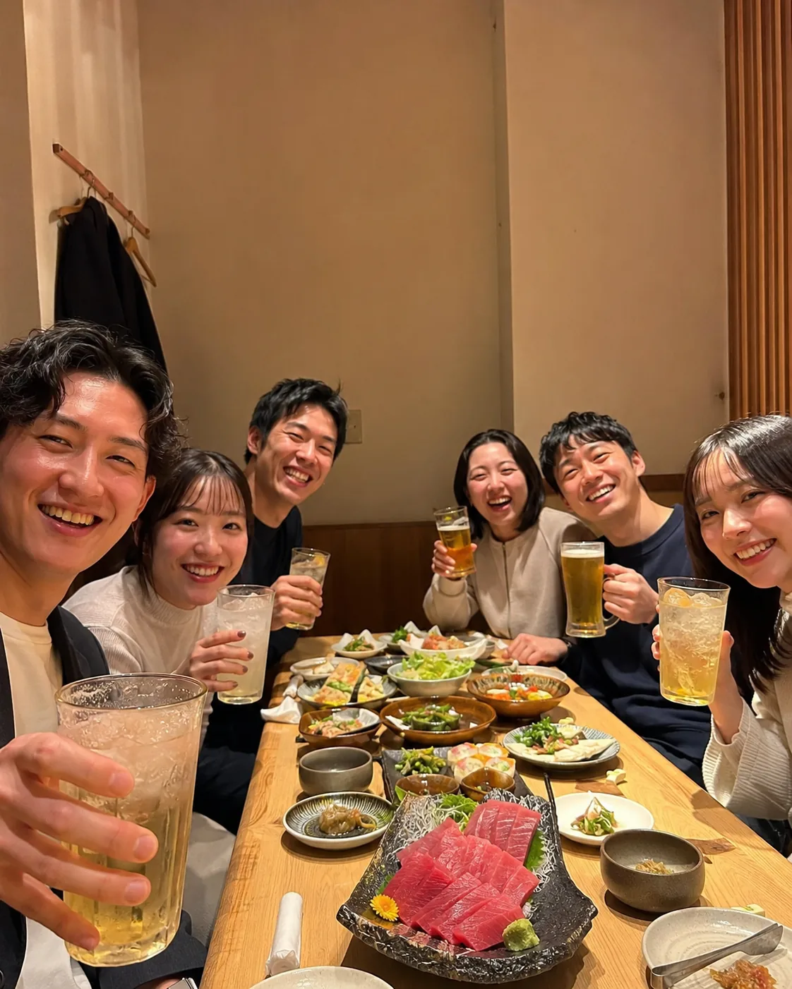 元画像：料理を囲んで過ごすお客様の写真2