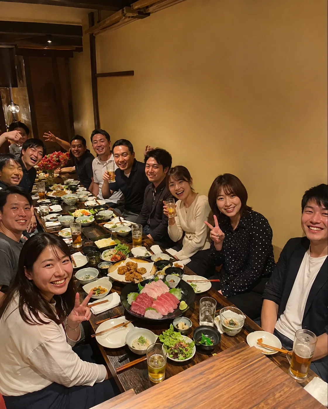 元画像：料理を囲んで過ごすお客様の写真3